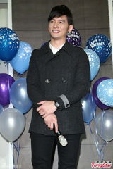 组图：温升豪35岁生日圆歌手梦 唱新歌回馈歌迷