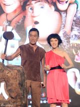 组图：梁家辉宣传《原始人》 黄晓明求合作