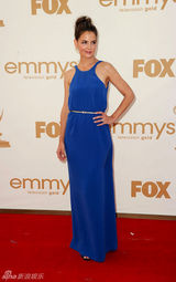 组图：艾美奖红毯 阿汤嫂凯蒂宝蓝长裙线条利落