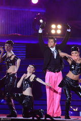 高清图：东方卫视跨年火热上演 郭富城展舞王风范