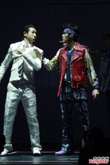 组图：周杰伦开个唱大秀人鱼线 张智霖同台助阵