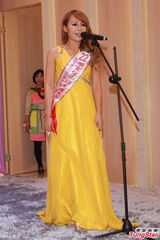 组图：黄夏蕙谷事业线现身 不让年轻佳丽专美