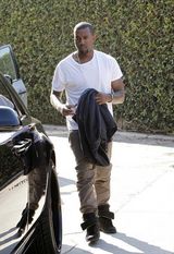 组图：金-卡戴珊大秀乳沟约会坎耶-韦斯特