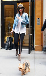 高清组图：超模米兰达-可儿街拍牛仔外套搭衬衣