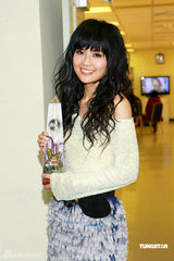 幻灯图：TVB8金曲颁奖落幕 容祖儿银装现身捧奖