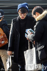 组图：韩团BEAST潮男出动 现身机场赴日演出