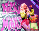 组图：麻辣鸡个唱粉丝强行上台 与保镖激烈扭打