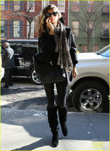 组图：邦辰穿黑丝出街狂打电话 表情严肃疑不爽