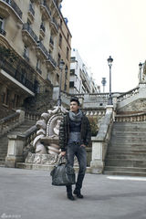 组图：胡兵随性街拍 简约风诠释新时尚