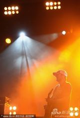 组图：美国乡村音乐电视奖彩排 凯利安德伍德领衔