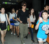 组图：言承旭休闲便装亮相 墨镜遮面笑对粉丝