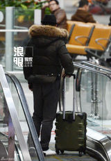 独家：王学兵喜得子回京 机场借打火机坐豪车