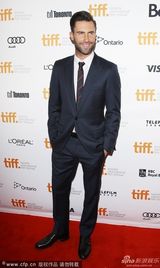 组图：《歌曲》发布会 奈特利抹胸裙清新靓丽