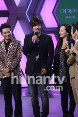 组图：金贤重录制《大本营》 搞怪卖萌惹粉丝尖叫