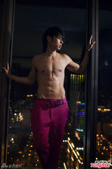 组图：吴建豪写真集即将上市 裸上身秀肌肉