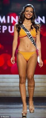 组图：环球小姐众佳丽泳装礼服美艳 中国小姐微笑迷人