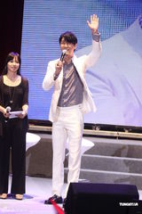 高清组图：车胜元台北会粉丝 展示熟男魅力