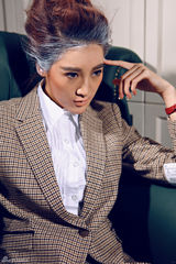 组图：吴鑫桐反串男装写真展现帅气