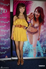 组图：《蜜桃成熟时》宣传 女星吉泽明步短裙亮相