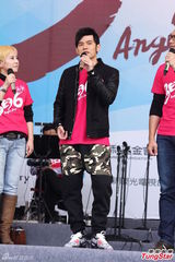 组图：周杰伦助阵公益快闪 现场拉弓粉丝热情