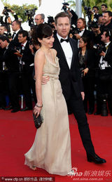 组图：麦克格雷格携妻走秀显恩爱