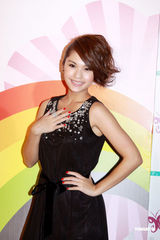 组图：杨丞琳称唱歌忘词将脱衣谢罪 男粉丝跪地示爱