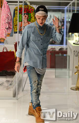 组图：G-DRAGON公开MV片场 千名粉丝同参与