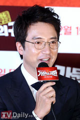 组图：韩星尹斗俊试映会上发懵 金敏贞着性感露背裙