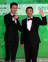 组图：韩星赵寅成亮相上视节红毯引粉丝尖叫