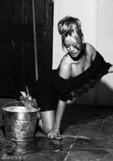 组图：英国美女凯莉-布鲁克登杂志封面秀丰胸