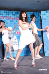 幻灯图集：萧亚轩性感抹胸洋装代言 否认变宗教信仰