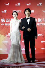 组图：杨千嬅挽郑伊健 美艳女神范被大笑破功