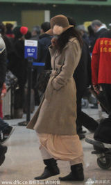 组图：林志玲大衣裹身似睡袍 遮素颜低头疾走