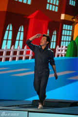 组图：黄渤春晚边走边唱《我的要求不算高》