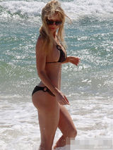 组图：索菲亚-特纳比基尼秀巨胸 翘臀浑圆惹火