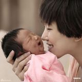 组图：谷祖琳剖腹产女取名刘心 新生女儿笑容甜