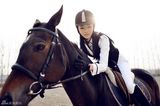 组图：小斯琴高娃马场展英姿 精致与帅气并存