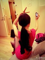 组图：陈乔恩高举相机自拍 露黑色内衣秀乳沟