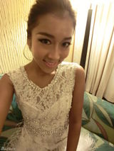 组图：好声音学员吉克隽逸后台自拍照曝光