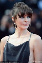 组图：米拉-乔沃维奇飘逸裙装露排骨胸