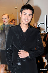 组图：陈法拉红裙亮相 阮经天否认接拍《大话西游》