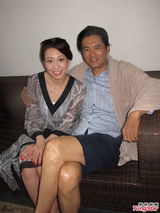 组图：周润发澳门拍片坐躺椅抽雪茄似大爷