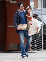 组图：邦臣黑衣出街修身LOOK 老公带爱子吃披萨