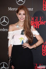 组图：徐若瑄乘千万跑车压轴登场 昆凌维护周董