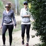 组图：水果姐素颜锻炼露象腿 头戴小黄花展高调