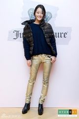 组图：黄静茵郑素敏等靓装参加庆典