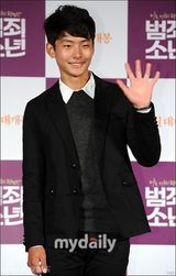 组图：李贞贤徐英周出席新片《犯罪少年》发布会