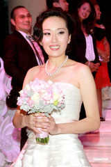 组图：谷祖琳与同学结婚 吴君如曾志伟等众星出席