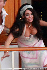 组图：林赛着爆乳吊带裙撕打不慎露半球