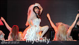 组图：韩歌手李贞贤发新歌《V》穿婚纱变鬼新娘